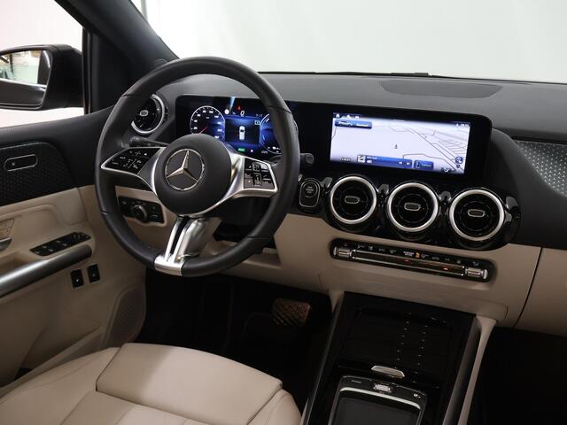 Mercedes-Benz B-KLASSE 250 e Luxury Line | Beige bekleding | Panoramadak | Trekhaak | Verwarmd stuur | Elektrische achterklep |
