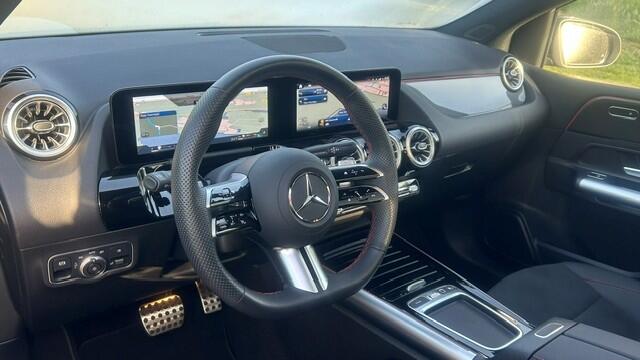 Mercedes-Benz B-KLASSE 250 e AMG Line 7.400KM!! 1e EIGENAAR!! NAVIGATIE PREMIUM, DAB RADIO, STOELVERWARMING, STUURVERWARMING, SFEERVERLICHTING, ELEC. PANORAMADAK, DODEHOEK ASSIST, ELEC. ACHTERKLEP, PARKEERHULP V/A, ACHTERUITRIJCAMERA, LED LICHT, 18"AMG-VELGEN, ENZ. ENZ. FULL OP
