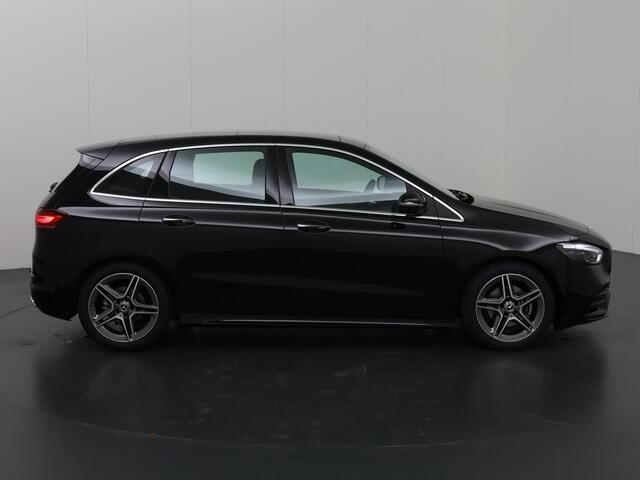 Mercedes-Benz B-KLASSE 180 Star Edition AMG Line | Trekhaak | Panoramadak-schuifdak | Stuurverwarming | Sfeerverlichting