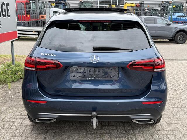 Mercedes-Benz B-KLASSE 250 e 17"/Panoramadak/Trekhaak/Head-up/Dodehoek/Adaptieve cruise/Camera/Stoelverwarming/Sfeerverlichting/Apple Carplay & Android Auto