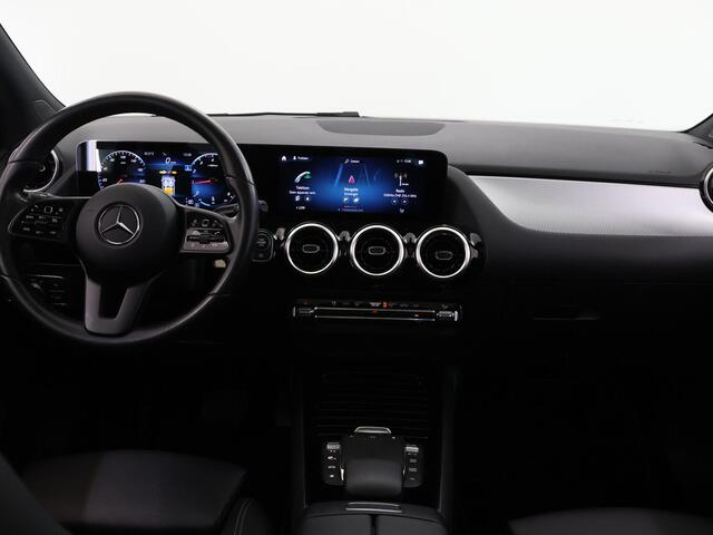 Mercedes-Benz B-KLASSE 180 Business Solution Luxury | Panoramadak | Sfeerverlichting | Widescreen | Getint glas | Stoelverwarming |