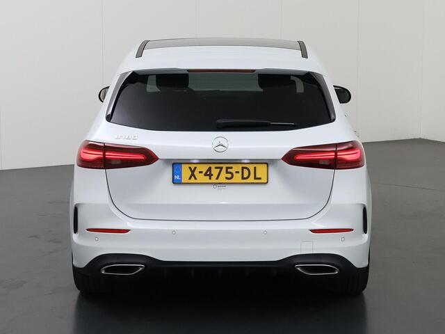 Mercedes-Benz B-KLASSE 180 AMG Line | Panoramadak | Night | Widescreen | Achteruitrijcamera | Stoelverwarming | Sfeerverlichting |