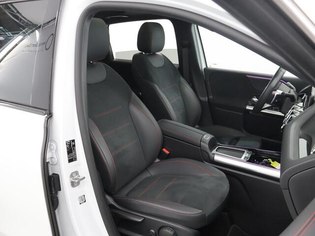Mercedes-Benz B-KLASSE 180 AMG Line | Panoramadak | Night | Widescreen | Achteruitrijcamera | Stoelverwarming | Sfeerverlichting |