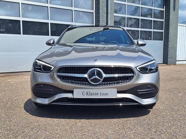 Mercedes-Benz C-KLASSE Estate 180 Luxury Line Mercedes-Benz C Estate 180 Luxury Line | Winter Pakket | Panoramadak | Privacy Glas Achter | Dodehoekassistent | Apple CarPlay | Android Auto | Elektrisch Verstelbare Voorstoelen + Memory | Sfeerverlichting | Stoelverwarming | Stuur