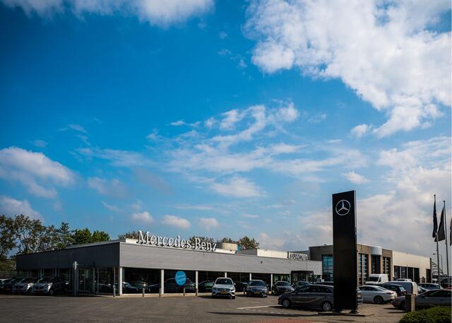 Mercedes-Benz C-KLASSE Estate 300 e AMG Line AMG Line | Night Pakket | Trekhaak | Burmester® | Panorama Schuif-Kanteldak | Distronic | Multi beam koplampen. Inclusief 24 maanden Mercedes-Benz Certified garantie voor Europa.