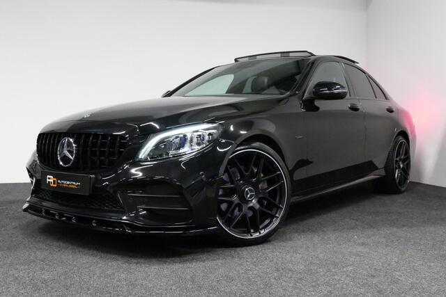 Mercedes-Benz C-KLASSE 300 e AMG Line / C63S AMG Diffuser / Panamericana Grill / Panoramadak / Elektr. verstelbare voorstoelen (deels) / Ambienteverlichting / Apple Carplay - Android Auto / Stoelverwarming / Dodehoekassistent / Achteruitrijcamera / Nightpakket / Navigatie / Dig