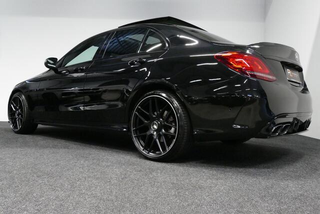 Mercedes-Benz C-KLASSE 300 e AMG Line / C63S AMG Diffuser / Panamericana Grill / Panoramadak / Elektr. verstelbare voorstoelen (deels) / Ambienteverlichting / Apple Carplay - Android Auto / Stoelverwarming / Dodehoekassistent / Achteruitrijcamera / Nightpakket / Navigatie / Dig