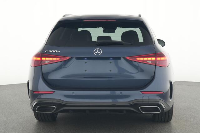 Mercedes-Benz C-KLASSE Estate 300 e AMG Nightpakket Plug-In Hybride | Panoramadak | Trekhaak | Memory | Dode Hoek Ass | Parkeerpakket met Camera | Car PLay | Inclusief 24 maanden Mercedes-Benz Certified garantie voor Europa.