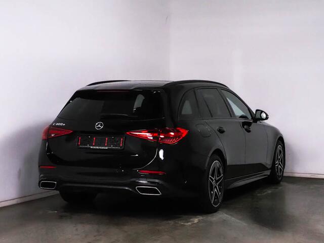Mercedes-Benz C-KLASSE Estate 300 e AMG Plug-In Hybride AMG line | Night Pakket | Trekhaak | Panorama Schuif-Kanteldak | Distronic | Multi Beam Koplampen | AC en DC Laden. Inclusief 24 maanden MB Certified garantie voor Europa.