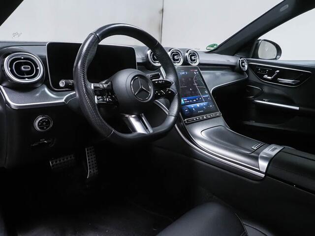 Mercedes-Benz C-KLASSE Estate 300 e AMG Plug-In Hybride AMG line | Night Pakket | Trekhaak | Panorama Schuif-Kanteldak | Distronic | Multi Beam Koplampen | AC en DC Laden. Inclusief 24 maanden MB Certified garantie voor Europa.