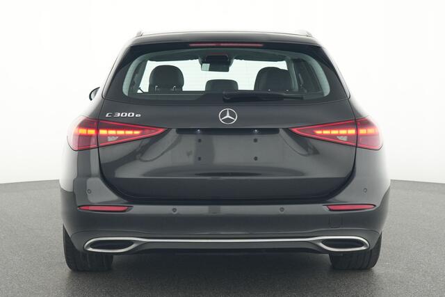 Mercedes-Benz C-KLASSE Estate 300 e Plug-In Hybride Panorama Schuif-Kanteldak | Trekhaak | Keyless-Go | Distronic | Easy-Pack Achterklep | Ledkoplampen. Inclusief 24 maanden MB Certified garantie voor Europa.