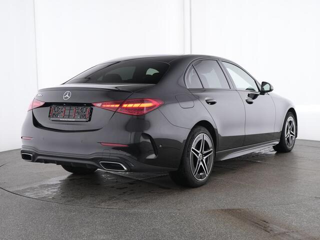 Mercedes-Benz C-KLASSE 300 e AMG Plug-In Hybride AMG Line | Night Pakket | Achteruitrijcamera | Dodehoek Assist | AMG Spoiler | Stuur en Stoelverwarming. Inclusief 24 maanden Mercedes-Benz Certified garantie voor Europa.
