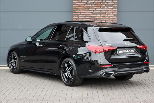 Mercedes-Benz C-KLASSE Estate 300 e AMG Line | Panoramadak | Distronic | Trekhaak | Memory | Sfeerverlichting Premium | Stoelverwarming | Nightpakket | Camera | Dodehoekassistent |