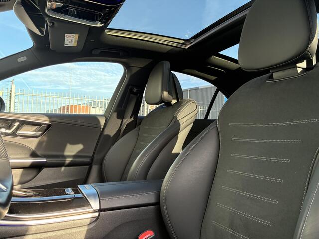 Mercedes-Benz C-KLASSE 300 e | AMG Line | Panoramadak | Trekhaak | Premium Plus | Night Pakket | Winter Pakket | Elektrisch Verstelbare Stoelen + Memory | Head-up Display | 360° Camera | Dodehoekassistent | Stuurverwarming | Stoelverwarming | Sfeerverlichting