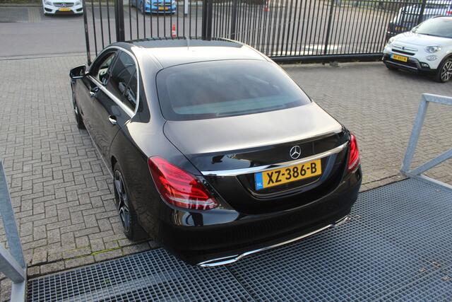 Mercedes-Benz C-KLASSE 180 Premium Plus Lederen sportstoelen/Led lampen/Parkeersensoren/Trekhaak/Spiegel en stoelverwarming/Cruise control/Navigatie/Climate control/Licht metalen velgen