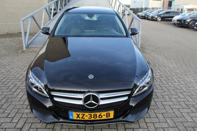 Mercedes-Benz C-KLASSE 180 Premium Plus Lederen sportstoelen/Led lampen/Parkeersensoren/Trekhaak/Spiegel en stoelverwarming/Cruise control/Navigatie/Climate control/Licht metalen velgen