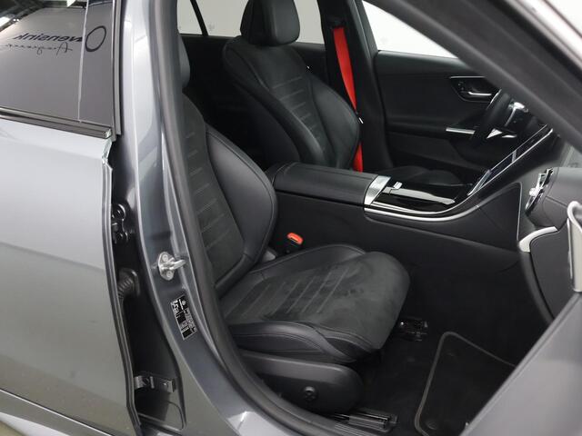 Mercedes-Benz C-KLASSE 200 AMG Line | Night | Panoramadak | 19" lichtmetalen velgen | Sfeerverlichting | Getint glas | Stoelverwarming |