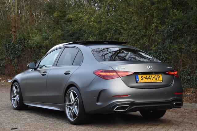 Mercedes-Benz C-KLASSE 300 Premium Night AMG Line 259 PK | Uniek | NL-Auto | 1 eigenaar | Matgrijs Magno | Burmester | Pano.dak | Memory | Keyless | Full LED