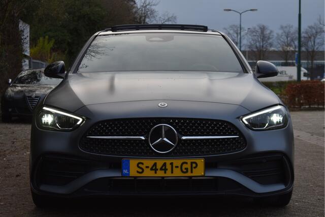 Mercedes-Benz C-KLASSE 300 Premium Night AMG Line 259 PK | Uniek | NL-Auto | 1 eigenaar | Matgrijs Magno | Burmester | Pano.dak | Memory | Keyless | Full LED