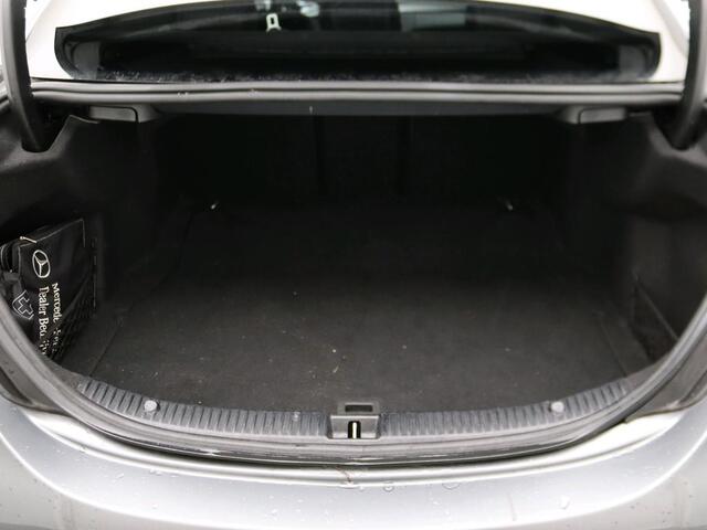 Mercedes-Benz C-KLASSE 180 AMG Nightpakket | Stoelverwarming | LED | Car Play | DAB | Digital Dashboard | Parkeerpakket met Camera | Inclusief 24 maanden Mercedes-Benz Certified garantie voor Europa.