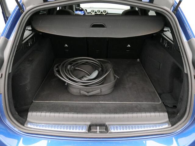 Mercedes-Benz C-KLASSE Estate 300 e Business Solution AMG AMG | Night Pakket | Panoramadak | Alarm Klasse 3 | Distronic | Apple CarPlay | Sfeerverlichting | Memory voorstoelen. Inclusief 24 maanden Mercedes-Benz Certified garantie voor Europa.