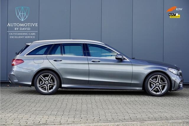 Mercedes-Benz C-KLASSE Estate C200 AMG LINE 184 pk BUS. SOLUTION AUTOMAAT / PANORAMADAK / MATRIX LED / LEDER / ACHTERUITRIJCAMERA / DIGI COCKPIT / NL AUTO / BTW AUTO / APPLE CARPLAY / SFEERVERLICHTING