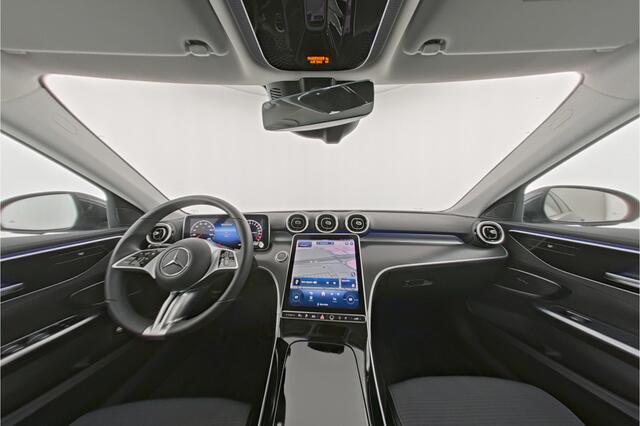 Mercedes-Benz C-KLASSE 300 e Plug-In Hybride | Trekhaak | Dode Hoek Ass | Sfeerverlichting | Car Play | Stoelverwarming | Parkeerpakket met Camera | Inclusief 24 maanden Mercedes-Benz Certified garantie voor Europa.