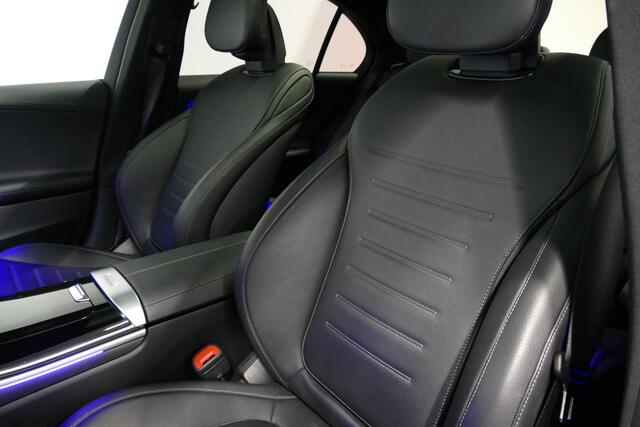 Mercedes-Benz C-KLASSE 300 e AMG Line / C63S AMG Diffuser / Panamericana Grill / Panoramadak / Digital Light (Laser) / Ambienteverlichting / Rondomzichtcamera / Apple Carplay - Android Auto / Stoelverwarming / Lederen bekleding / Stuurwiel verwarming / Dodehoek detectie / 20''