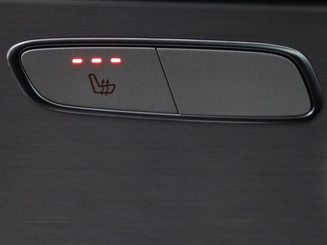 Mercedes-Benz C-KLASSE 300e AMG Limited | Panoramadak | 360 Camera | Stoelverwarming | Trekhaak | Carplay | Leder/Alcantara | Sfeerverlichting | Navigatie | Cruise control | Park Assist |