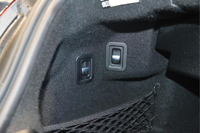 Mercedes-Benz C-KLASSE Cabrio 200 AMG Line navi clima camera trekhaak !!