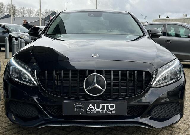 Mercedes-Benz C-KLASSE 180 Business Solution AMG | BOMVOL | Elektrisch Glazen Panorama-dak | Dodehoekdetectie | Trekhaak | Stoelverwarming | Navigatie | Achteruitrijcamera | 2 Sleutels | Sportonderstel |