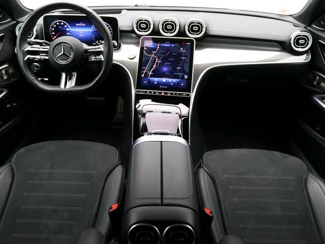 Mercedes-Benz C-KLASSE 300 e Business Solution AMG AMG Line | Panorama Schuif-Kanteldak | Distronic | Lederen bekleding | Alarm | Parkeerpakket met 360°-camera | 20 Inch AMG Velgen. Inclusief 24 maanden MB Certified garantie voor Europa.