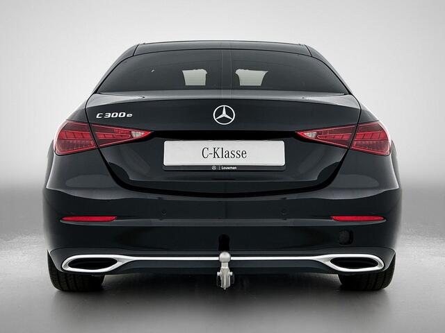 Mercedes-Benz C-KLASSE 300 e Business Solution | Trekhaak | Spiegelpakket | Parkeerpakket met achteruitrijcamera | KEYLESS GO startfunctie | Inclusief 24 maanden Mercedes-Benz Certified garantie voor Europa.