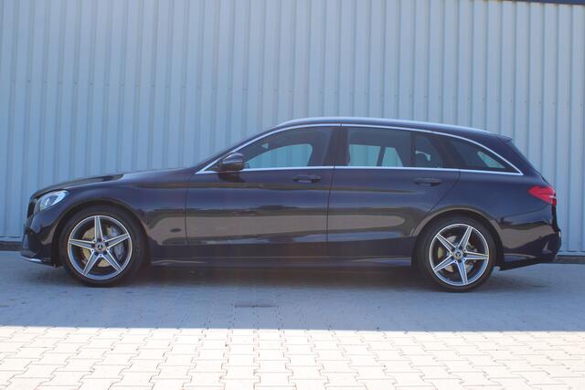 Mercedes-Benz C-KLASSE Estate 180 Business Solution AMG | Incl. 12 maanden garantie | Lederen sportstoelen | Cruise control | Climate control | Trekhaak | Zwarte hemel | LED Koplampen | 18" LM | Elektrische achterklep | Achteruitrijcamera | Dodehoek detectie |