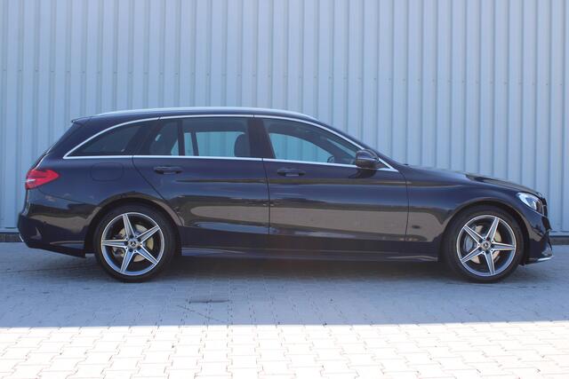 Mercedes-Benz C-KLASSE Estate 180 Business Solution AMG | Incl. 12 maanden garantie | Lederen sportstoelen | Cruise control | Climate control | Trekhaak | Zwarte hemel | LED Koplampen | 18" LM | Elektrische achterklep | Achteruitrijcamera | Dodehoek detectie |