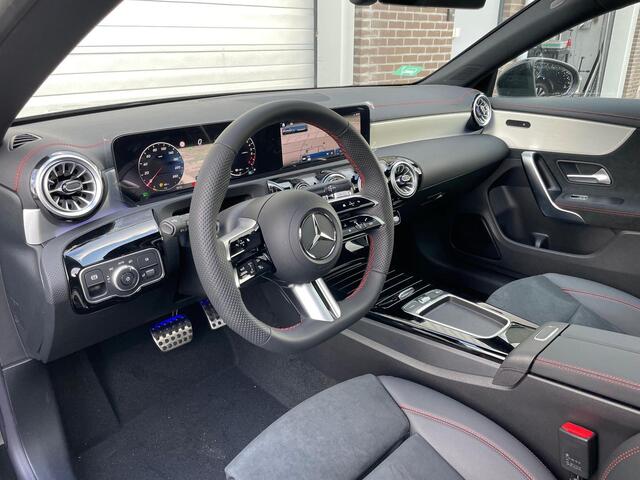 Mercedes-Benz CLA-KLASSE Shooting Brake 250 e AMG Line | Premium Pakket | Night Pakket | Panoramadak | MULTIBEAM LED Koplampen | Dodehoekassistent | Advanced Sound System | Sfeerverlichting | Stoelverwarming | Achteruitrijcamera | Showmodel