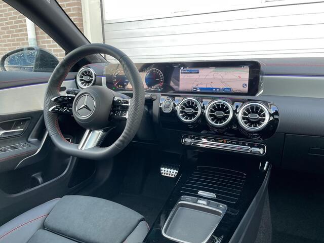 Mercedes-Benz CLA-KLASSE Shooting Brake 250 e AMG Line | Premium Pakket | Night Pakket | Panoramadak | MULTIBEAM LED Koplampen | Dodehoekassistent | Advanced Sound System | Sfeerverlichting | Stoelverwarming | Achteruitrijcamera | Showmodel