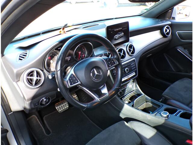 Mercedes-Benz CLA-KLASSE Shooting Brake 200 Prestige PANORAMADAK NAVI TEL CRUISECONT......