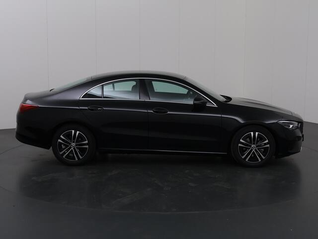 Mercedes-Benz CLA-KLASSE 180 Star Edition 2x groot scherm | 17 inch LM velgen | Led verlichting | Climate control