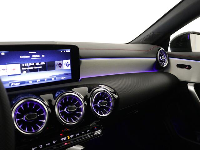 Mercedes-Benz CLA-KLASSE Shooting Brake 180 Star Edition AMG Line | Trekhaak | Nightpakket | USB pakket plus | Sfeerverlichting | Verwarmde stoelen vooraan | Parkeerpakket met 360°-camera | Draadloos oplaadsysteem voor smartphone |