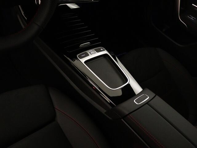Mercedes-Benz CLA-KLASSE Shooting Brake 180 Star Edition AMG Line | Trekhaak | Nightpakket | USB pakket plus | Sfeerverlichting | Verwarmde stoelen vooraan | Parkeerpakket met 360°-camera | Draadloos oplaadsysteem voor smartphone |