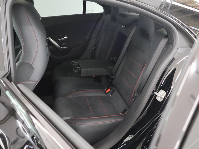 Mercedes-Benz CLA-KLASSE 180 Coupé Star Edition AMG Line | Panorama-schuifdak | Achteruitrijcamera | Dode hoek | Stoelverwarming | Sfeerverlichting