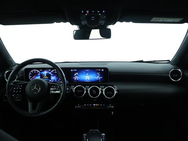 Mercedes-Benz CLA-KLASSE 200 Business Solution | Led Koplampen | Spiegelpakket | Achteruitrijcamera | Stoelverwarming voor | Inclusief 24 maanden Mercedes-Benz Certified garantie voor Europa.