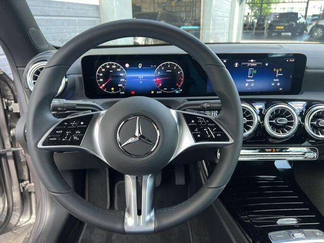 Mercedes-Benz CLA-KLASSE 180 Star Edition Luxury LIMITED | Panoramadak | Apple CarPlay | Android Auto | Sierdelen Walnotenhout Zwart | Sfeerverlichting | Stoelverwarming | Achteruitrijcamera | Parkeersensoren | Elektrisch Inklapbare Buitenspiegels
