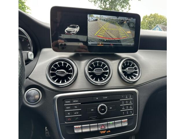 Mercedes-Benz CLA-KLASSE Shooting Brake 180 Business Solution AMG ** Panodak ** Navigatie ** Stoelverwarming