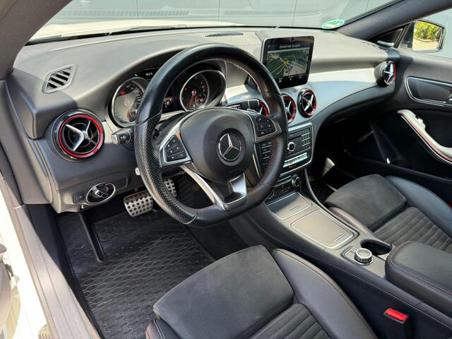 Mercedes-Benz CLA-KLASSE 250 AMG Sport / pano / H&K / 19 inch