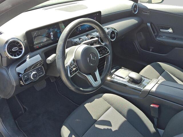 Mercedes-Benz CLA-KLASSE 180 Business Solution | automaat | widescreen | blind-spot | LED | stoelverwarming | dealer onderhouden