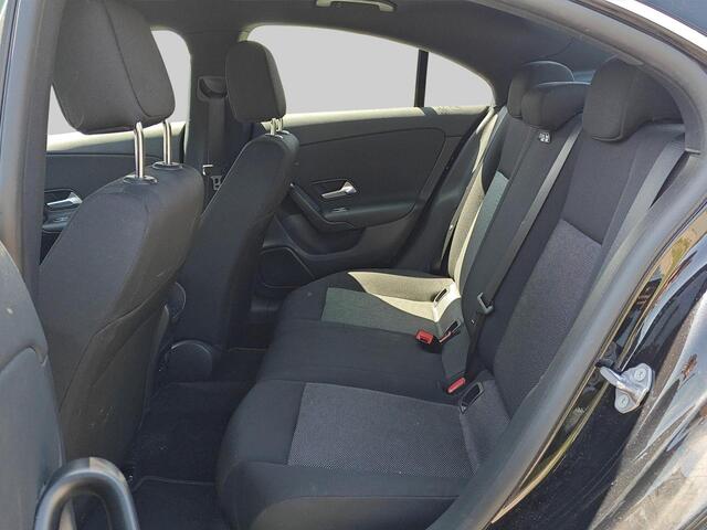 Mercedes-Benz CLA-KLASSE 180 Business Solution | automaat | widescreen | blind-spot | LED | stoelverwarming | dealer onderhouden