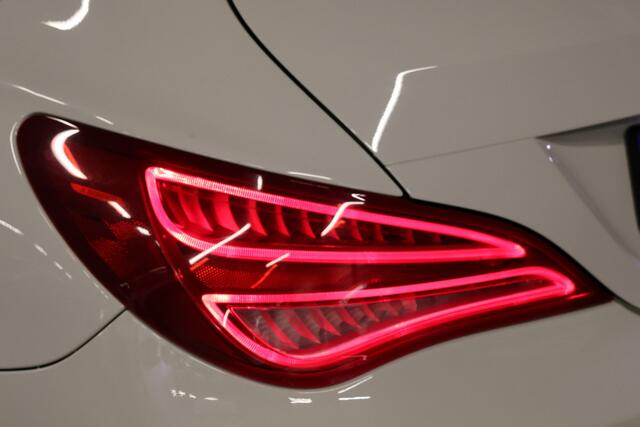 Mercedes-Benz CLA-KLASSE Shooting Brake 180 AMG | Panoramadak | Cruise | Airco | Alcantara | Navi | Command Online | Elek. Achterklep | Nieuwe APK | NAP Logisch |