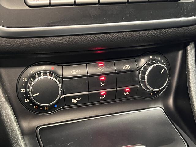 Mercedes-Benz CLA-KLASSE 180 Business Solution AMG | Navigatie | LM Velgen 18" | Panoramisch Schuifdak | Voorstoelen Verwarmd | Cruise Control | Airco |